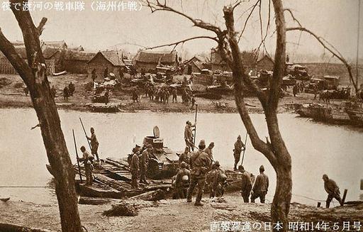 海洲作战，日军装甲车与汽车正在乘筏渡河