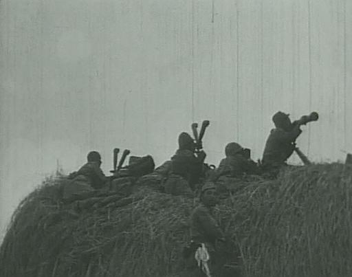 正在观察国军阵地的日军炮兵观测队