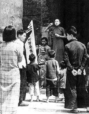 广东中山县城葡萄牙教会内，日本南支方面军报道部的女子宣抚员为同胞进行中日亲善演讲。