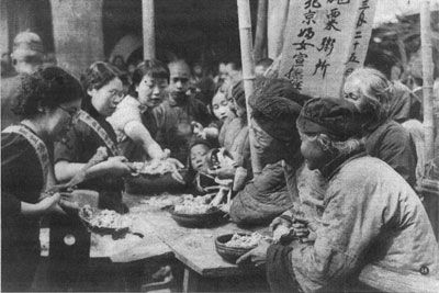 北京妇女宣抚班开办的施粥处