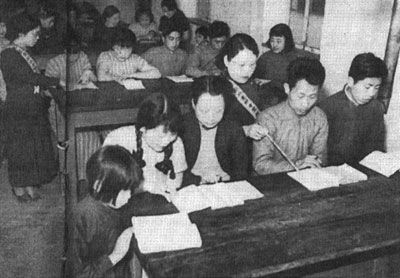 北京的日语学校，女宣抚班组成员使用大学的教室授课。