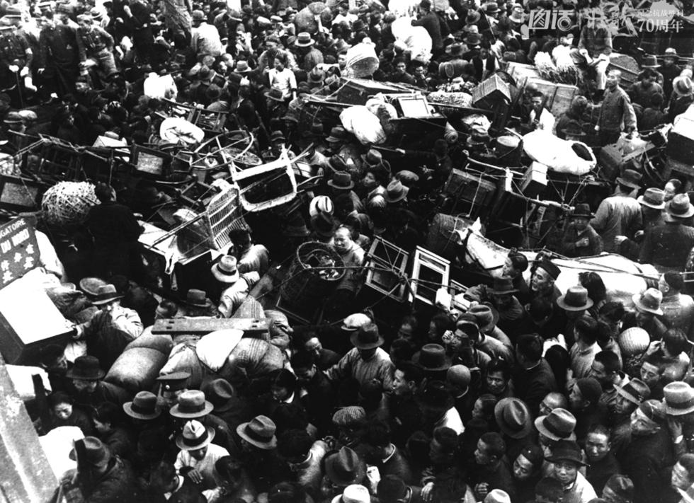 图为1937年11月，上海市民逃往租界地区。