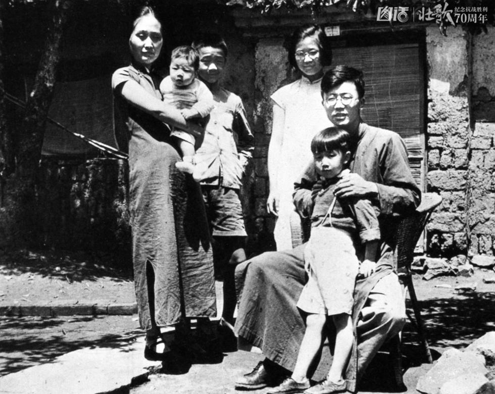 图为1938年，在西南联大任教的华罗庚和家人在昆明的住宅前留影。当时，华罗庚从英国留学回到中国后在西南联大任教，并完成了开创性的著作――《堆垒素数论》。