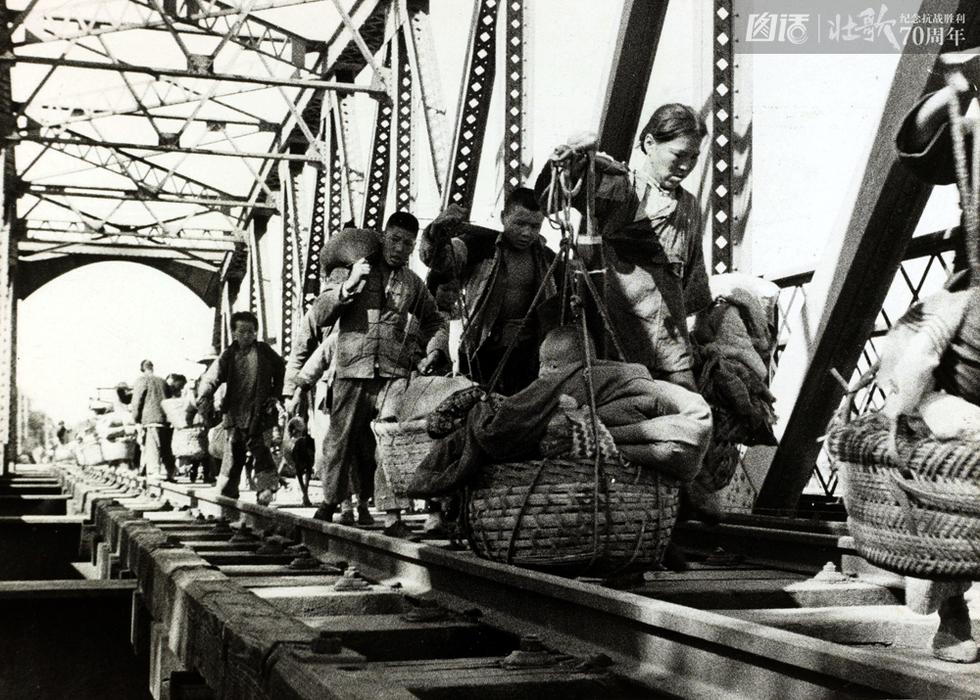 图为1938年，中国华北，携带全部家当沿铁路逃难的老百姓。