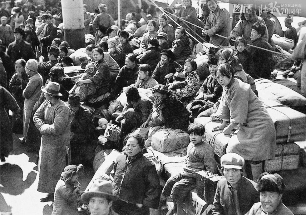 图为1933年长城抗战时，中国难民由山海关涌往河北秦皇岛。