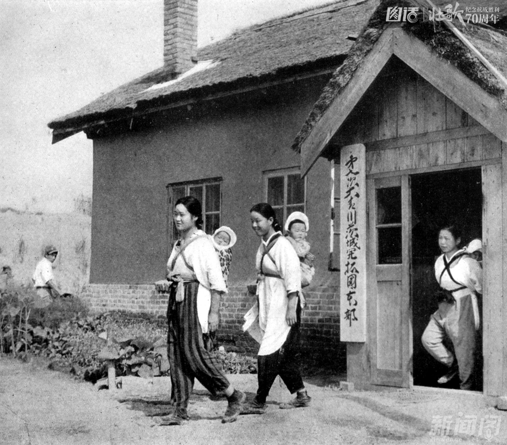 图为伪满时期，中国东北农村，日本开拓团的妇女。