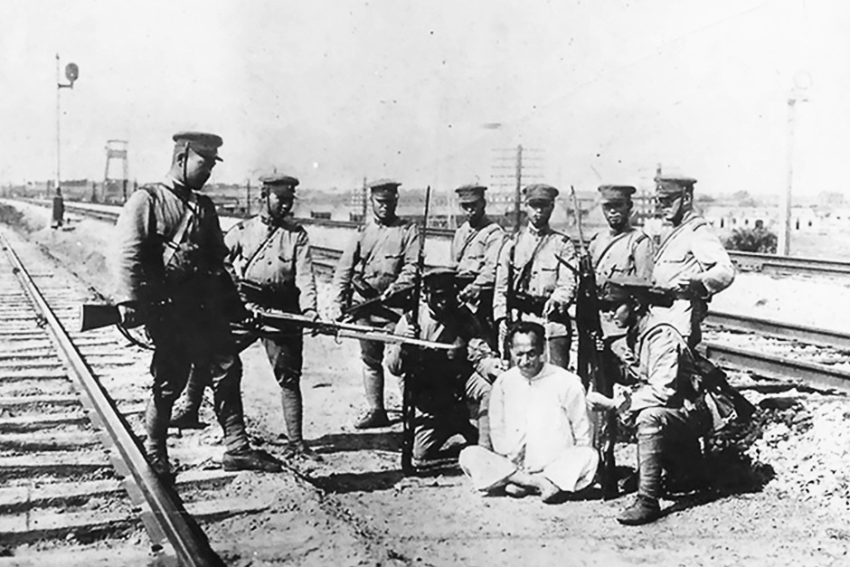 图为在东北南满铁路，九一八后被日本军人抓到的中国人。