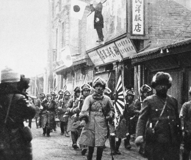 图为1931年9月，日军到达满洲的一个小镇。