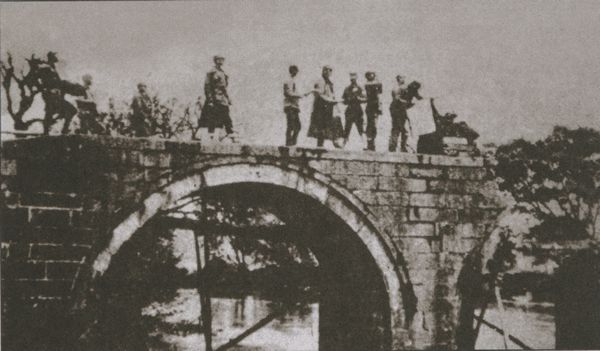 中国第1 9集团军将领在官桥观察敌情