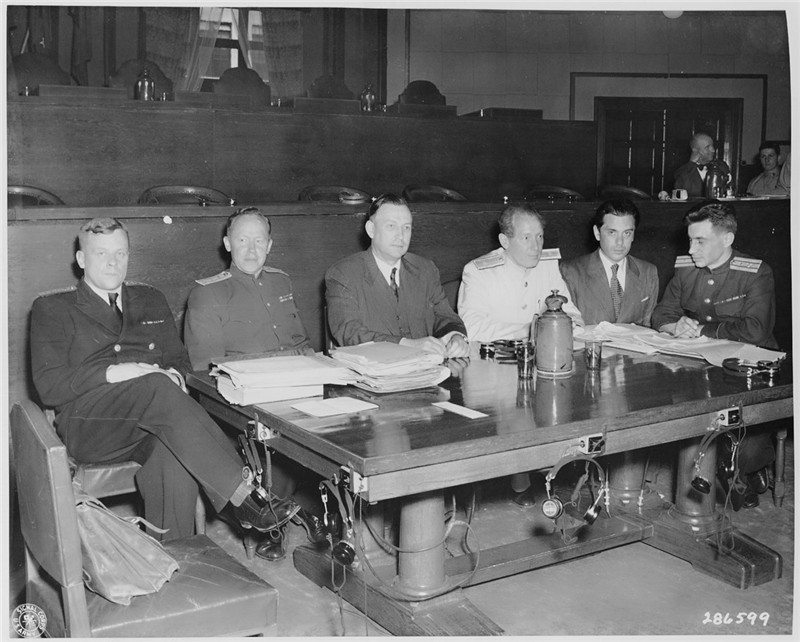 代理首席检察官塔夫纳（左三）与来自苏联的检方成员