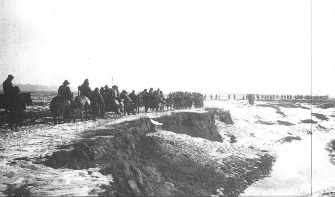 图为辽西义勇军在雪原上大转移。