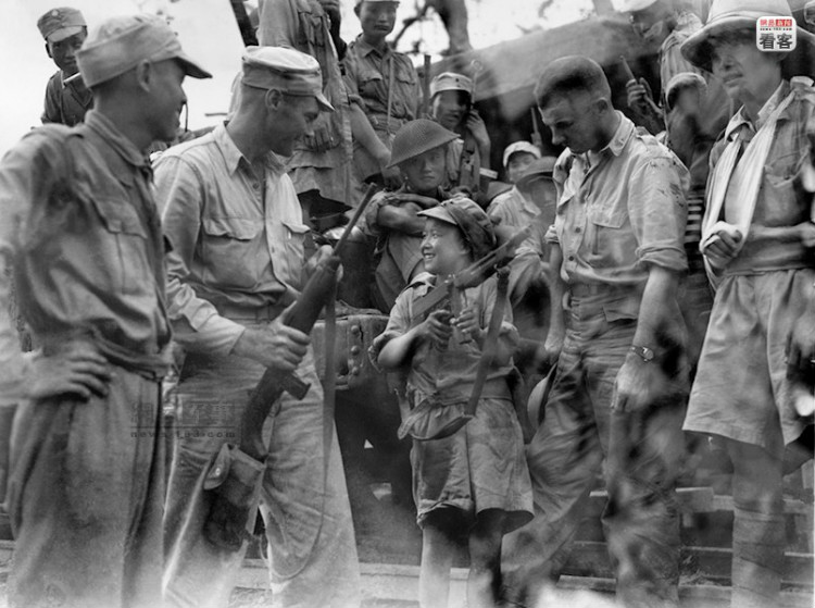 八年全面抗战中国军队惨重的伤亡，极为低下的待遇和几近于无的军饷都让这支军队在征兵上困难重重，所以在这场战争中，在中国军队的序列中有很多对待遇要求不高，服从命令，但是年纪很小的少年兵，甚至是儿童兵。1944年9月2日，这是中国驻印军新6军第14师42团的，年仅12岁的云南小兵李贝乐，他已经入伍1年，是一位冲锋枪手，这个孩子将和其他的少年兵一起翻越热带山林，走向战场。
