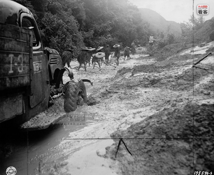 1944年11月9日，暴雨冲毁了中国境内的滇缅公路，中国民工正在奋力拖拽被陷入泥坑的美军卡车。摄影师：奎德。美军通信兵（U