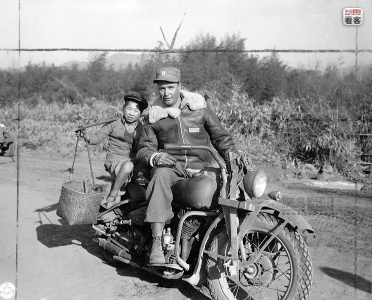 1945年3月2日，在中国腾冲，1名美军摩托车手让中国儿童搭乘顺风车。美军通信兵（U