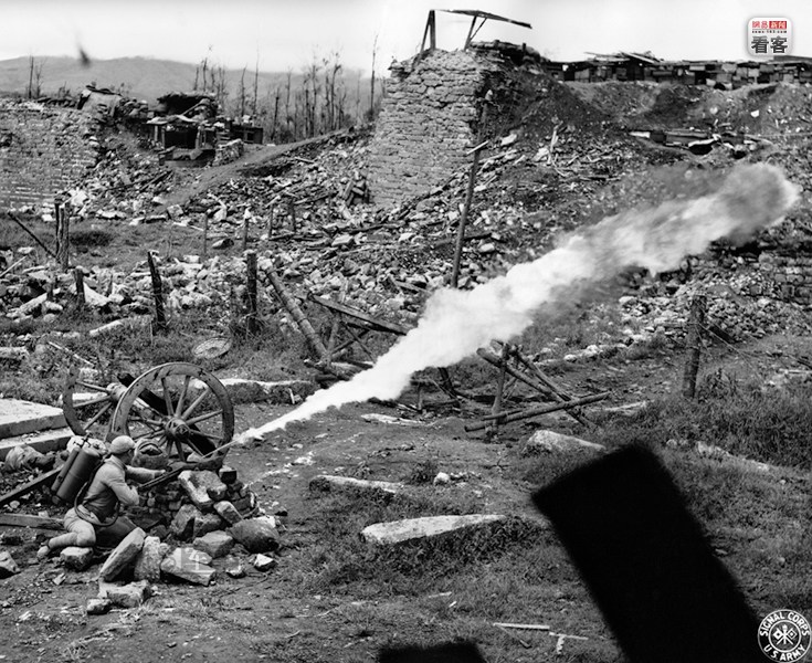 1944年10月4日，云南腾冲，1名中国士兵在使用火焰喷射器攻击日军碉堡。Y部队参谋部公关办公室照片。
