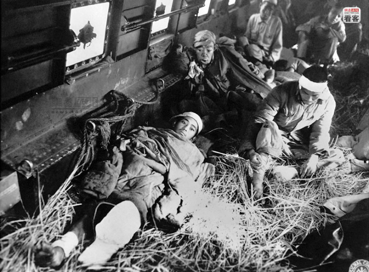 美军第14航空队在飞机里铺满了稻草，用来把在前线负伤的中国士兵空运到后方军医院。