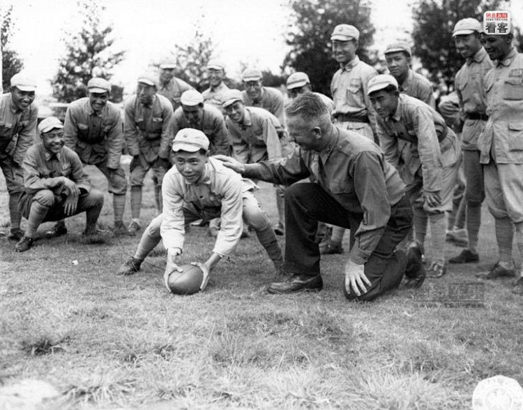 美军教官在训练之余，比较重视放松式的身体训练。图为1944年10月15日，美军教官在给中国士兵讲解美式橄榄球的玩法。美军通信兵（U