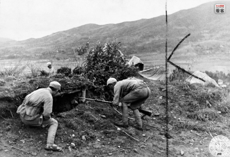 1944年8月29日，在松山前线，中国士兵在战斗结束后搜索日军的一处炮兵阵地。在图中的这处堡垒中，只发现了1具日军的尸体。