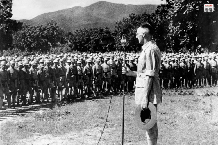1942年8月，进入印度的中国远征军新38师和新22师等部队进入印度兰姆伽训练中心，接受美国教官的训练，换装美式装备。图为1942年10月史迪威向已经撤退到印度的中国军队讲话。