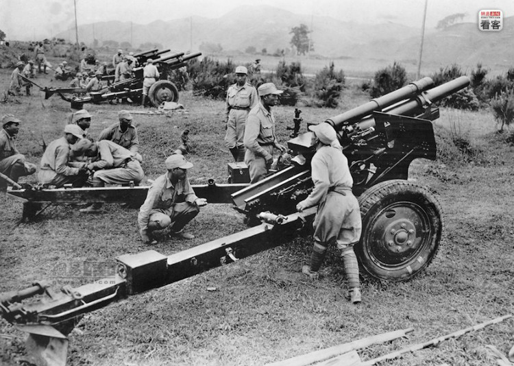 1945年6月5日，空运回国的中国驻印军新6军在湖南芷江向日军发起反击。图为新6军的105毫米榴弹炮阵地。美军通信兵（U