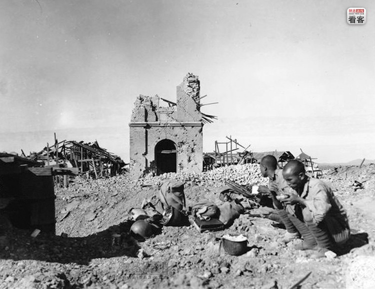 1944年12月16日，中国军队攻克八莫后24小时，中国驻印军新1军新38师的士兵在吃饭。摄影师：莱普尼茨。美军通信兵（U