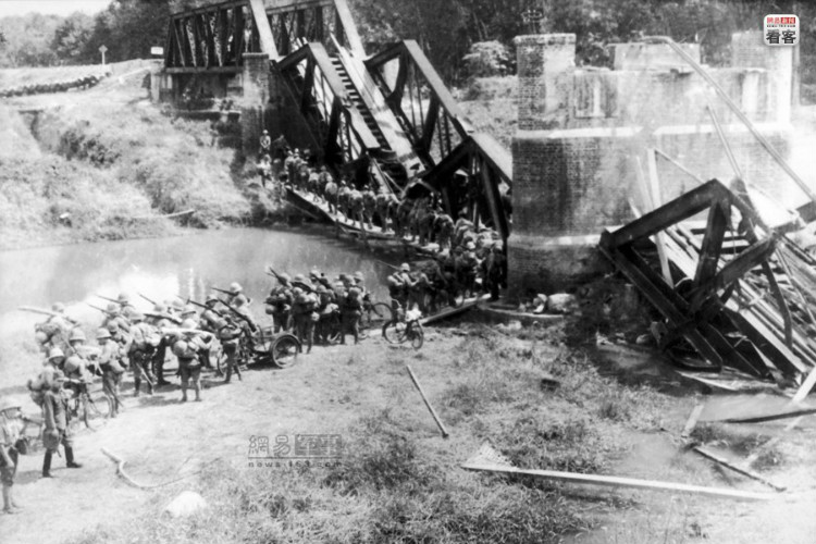 日军在战场对英联邦军作战连连告捷，向缅甸内部迅猛推进。图为1942年5月11日追击中的日军通过临时搭建单行桥快速通过英军炸毁的桥梁。