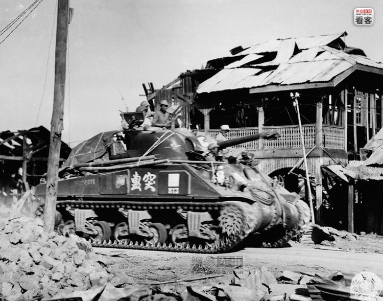 1945年2月24日，缅甸战事大局已定，中国驻印军坦克第1营正在经过缅甸腊戎向前方挺进继续扩大战果。美军通信兵（U