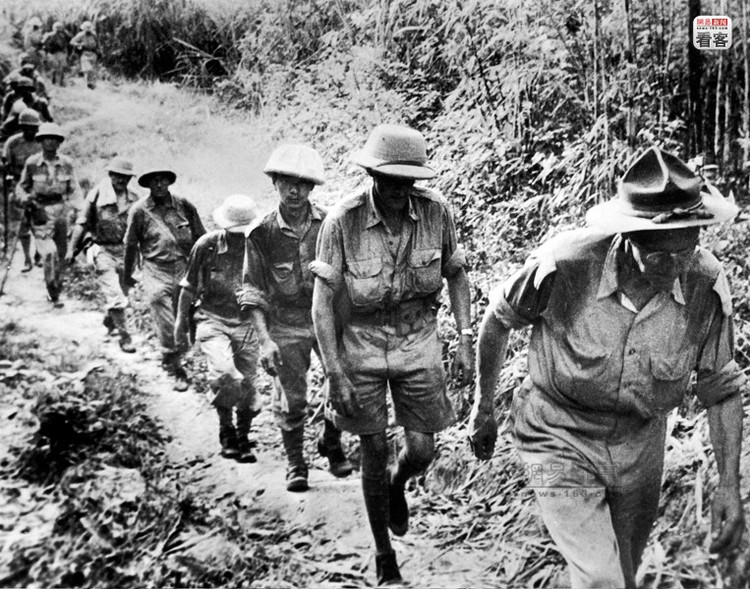随着日军不断向缅甸增兵，并且中英军队配合混乱，英军急于向印度撤退。战况急剧恶化，1942年5月，中国远征军开始向云南和印度撤退。图为1942年5月正在缅甸丛林中带队行走的时任中国战区参谋长史迪威（前方第一人）。