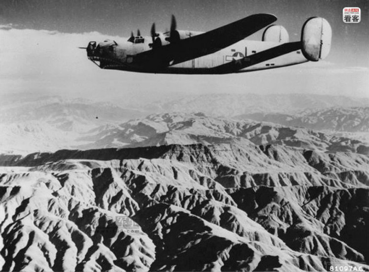 图为1945年10月2日，一架B-24轰炸机沿着著名的“驼峰航线”飞跃喜马拉雅山山脉。虽然这张照片摄于战后，但是却非常直观的体现出了驼峰航线的艰险。