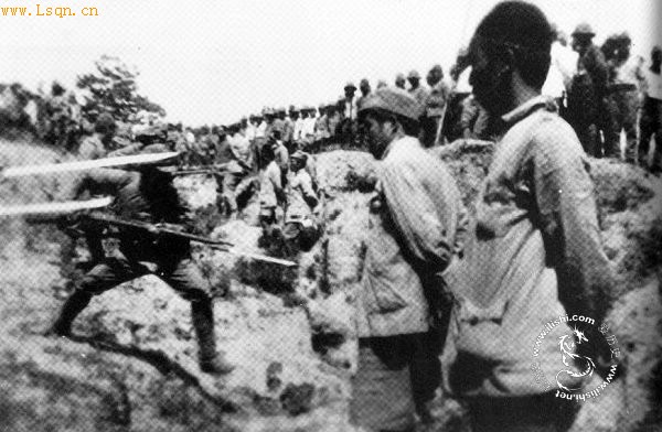 1937年底，日军命令中国战俘自行挖壕沟，随后以刺刀将他们活活地刺死，躺在壕沟中，手段凶残无比。