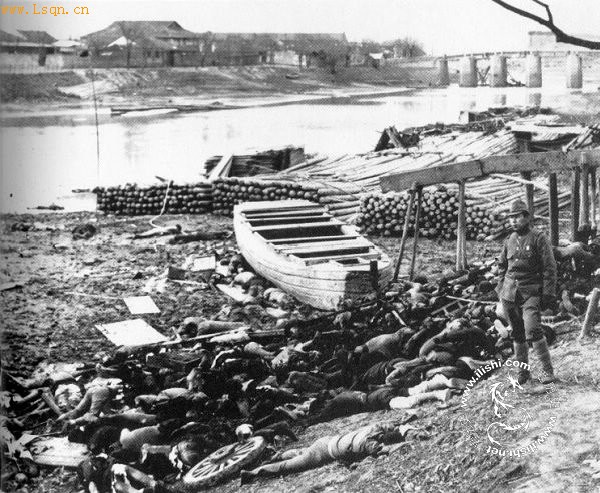 1937年12月，日军在南京下关江边机枪扫射杀害的我国军民，行凶后的日军站在堆积的尸体边无动于衷。