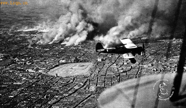 1937年10月，日本军机飞越上海浦东上空，下方冒烟处为遭日军炮火轰炸的闸北地区。