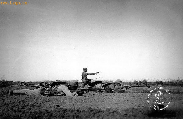 1938年淞沪抗战中，在开阔地与日军对射的我国军士兵，淞沪会战中我国军人作战极其英勇，中日双方都伤亡惨重。