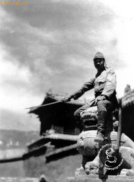 1937年日军占领北平，在紫禁城拿出武士刀，骑着石狮上耀武扬威的日军。