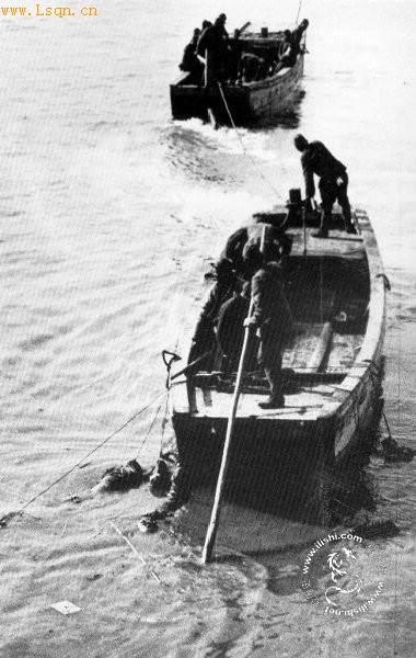 1937年南京大屠杀后，日军在打捞江中的中国军民尸体，以便掩埋。