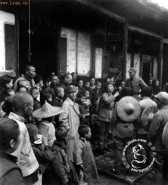 1939年，浙赣边区的游击队出发之前，由女队长向队员做动员讲话。