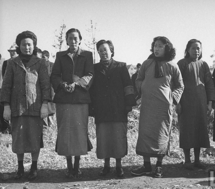 在海关负责检查遣返日本人工作的中国妇女职员。