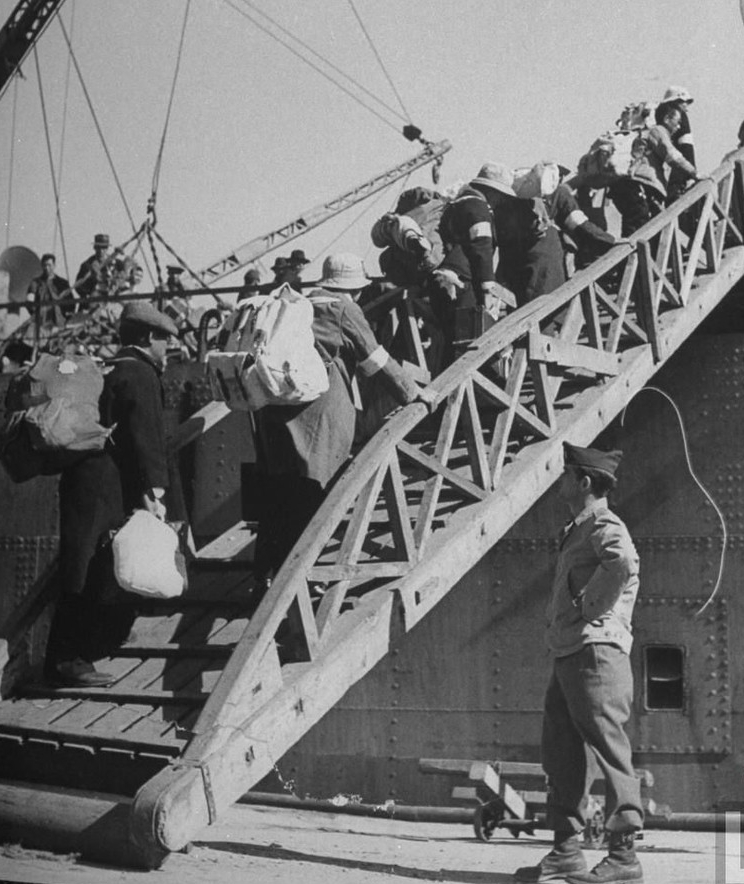 日本人登上一艘船，将被遣返回日本。