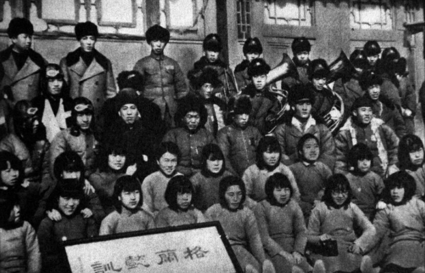 1936年11月15日，绥远抗战爆发。中国军队奋起抵抗，取得“百灵庙大捷”。消息传出，全国各地人心振奋，纷纷发起援绥抗日运动。图为绥远抗战伤员与太原妇女看护队队员的合影。