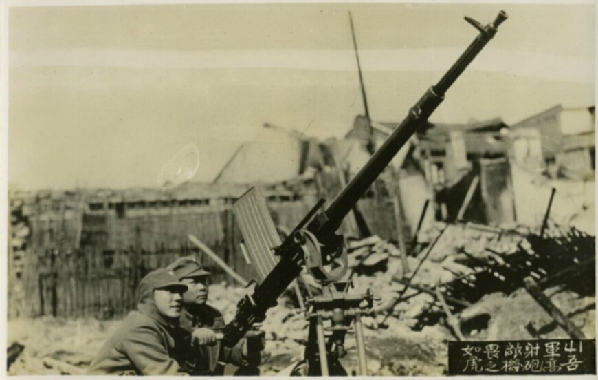 1932年1月28日，淞沪抗战爆发。图为我十九路军战士在高炮阵地反击日军。