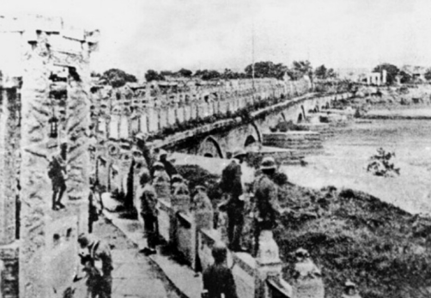 1937年7月7日，侵华日军在卢沟桥发动“七七事变”