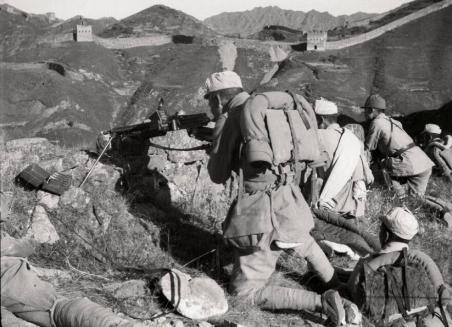 《八路军战斗在古长城》，1943年5月《晋察冀画报》第3期刊发的照片