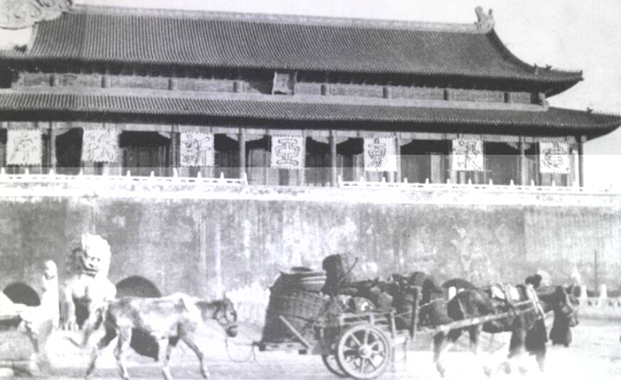 日军在天安门城楼上扯起“建设东亚新秩序”的标语。