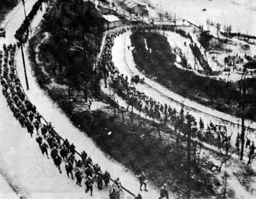 1939年12月18日，中国军队开始在广西南宁东北50公里处的昆仑关与敌展开激战，31日，夺回昆仑关，取得大捷。图为向昆仑关进发的中国军队
