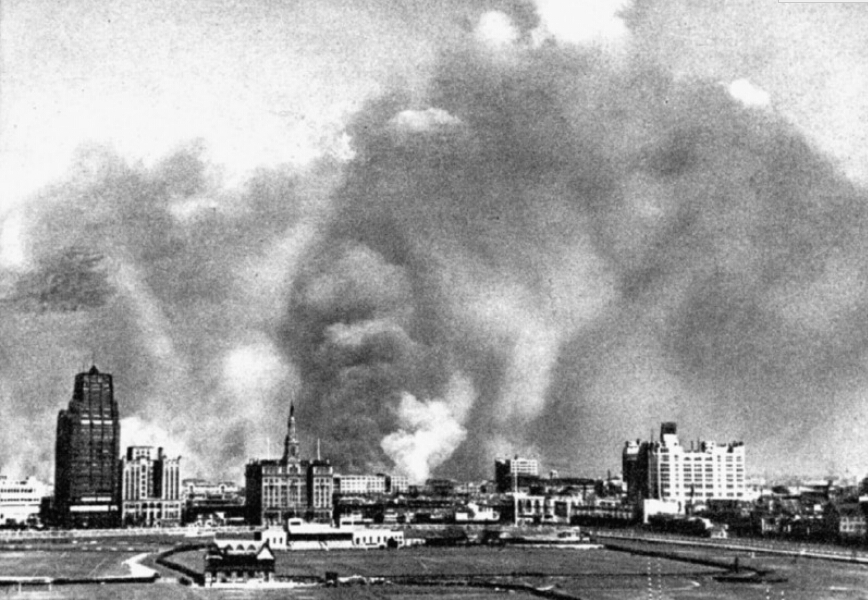 日军疯狂轰炸上海市区，闸北区一带火光冲天。