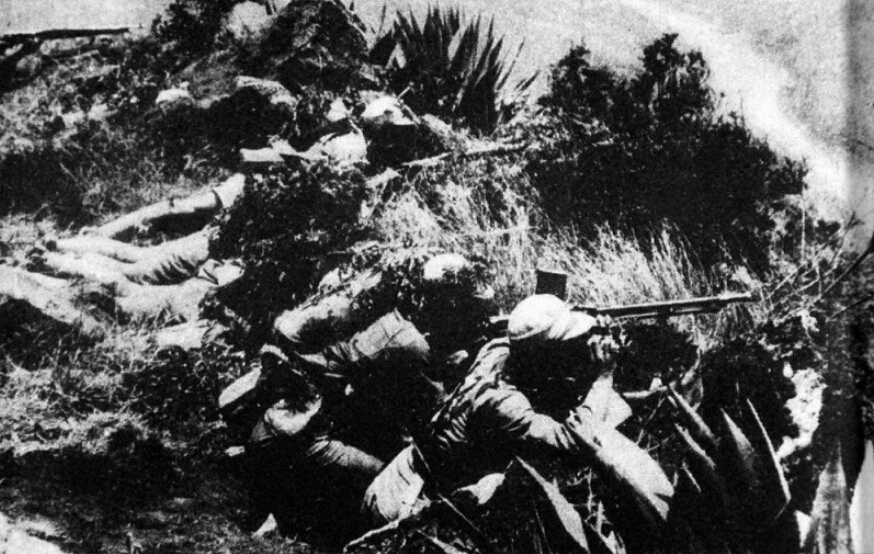 1942年5月，远征军炸毁惠通桥，把日军阻挡在怒江西岸。图为双方在怒江对峙情形