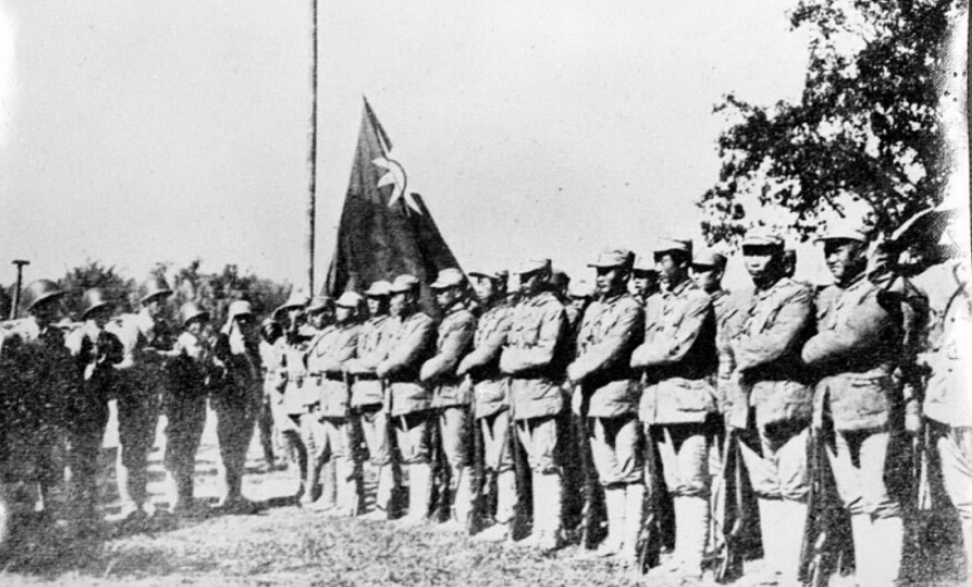 1945年1月27日，中国远征军、驻印军在缅甸芒友会师，中印公路与滇缅公路完全贯通，缅北滇西反攻作战取得完全胜利。图为中国远征军、驻印军和盟军在云南畹町举行会师典礼。