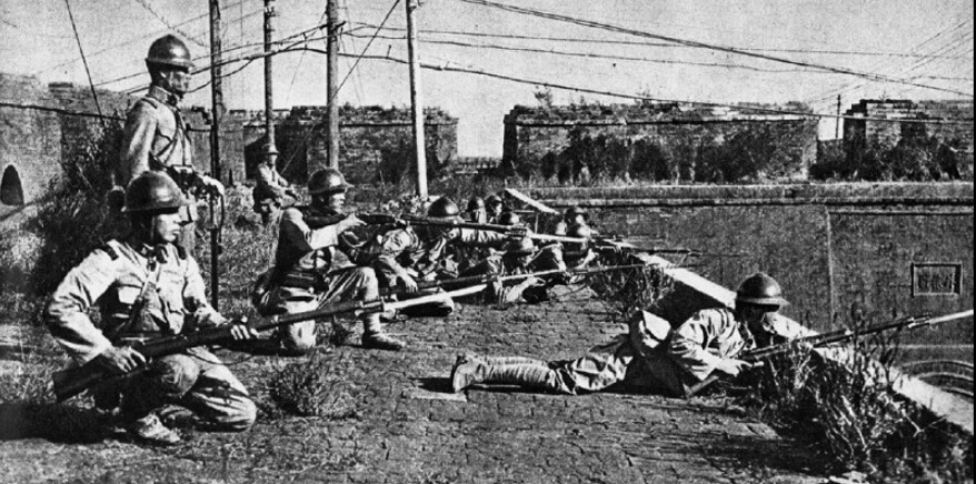 九一八事变，日军在沈阳城墙上向中国军民射击。