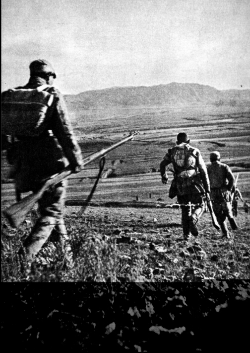 1943年，八路军在冀中反“扫荡”战斗中。