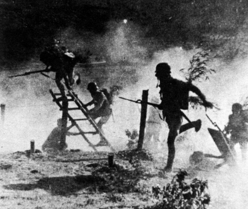1943年11月常德会战中，中国军队冒着炮火向前冲
